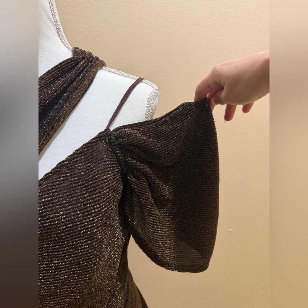 PRETTY LITTLE THING CHOCOLATE GLITTER PLISSE CUT OUT ONE SHOULDER DRAPED DRESS 8 - Picture 4 of 14